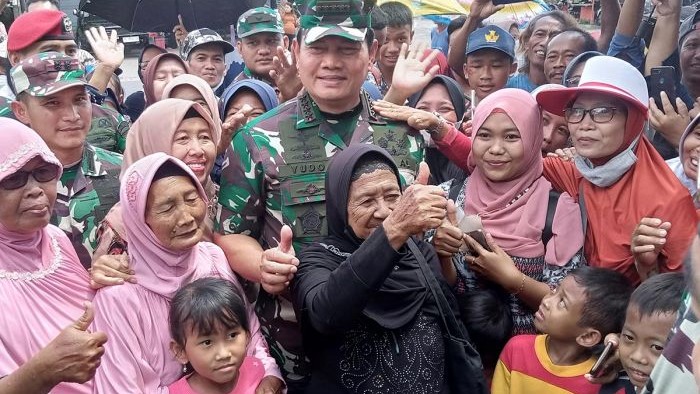 TNI Merangkul Pendemo Di Rempang TNI Merangkul Pendemo Di Rempang