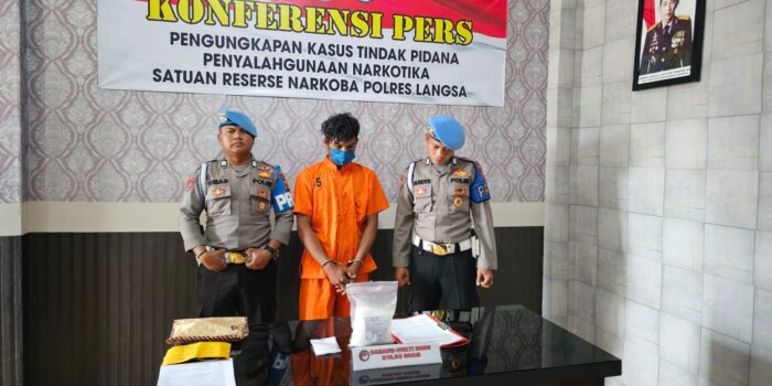 Kasat Resnarkoba Polres Langsa AKP Mulyadi saat memperlihatkan Tersangka dan Barang bukti Narkoba Jenis Sabu (Foto Humas Polres Langsa)