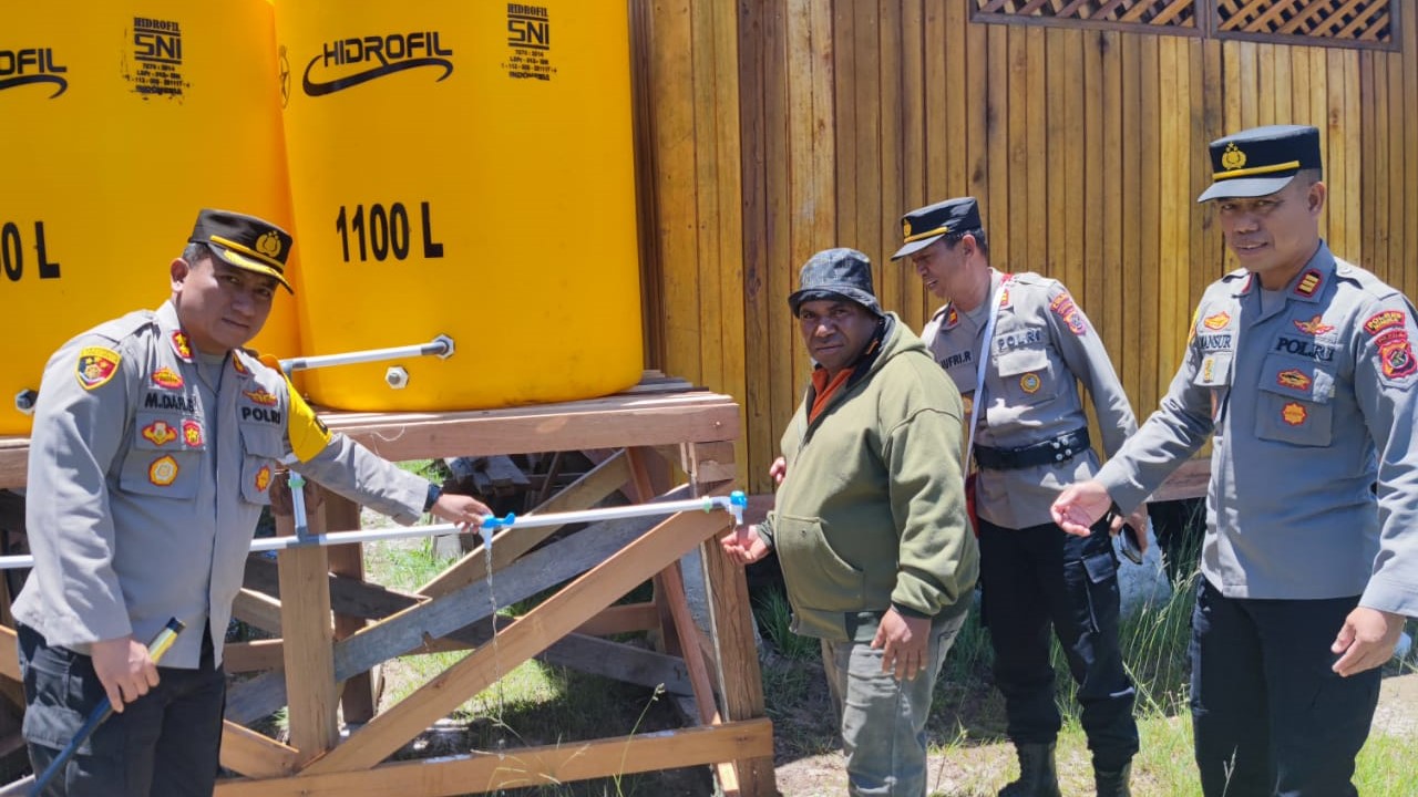 Masyarakat Kampung Otmakot Terima Air Bersih Dari Kapolres
