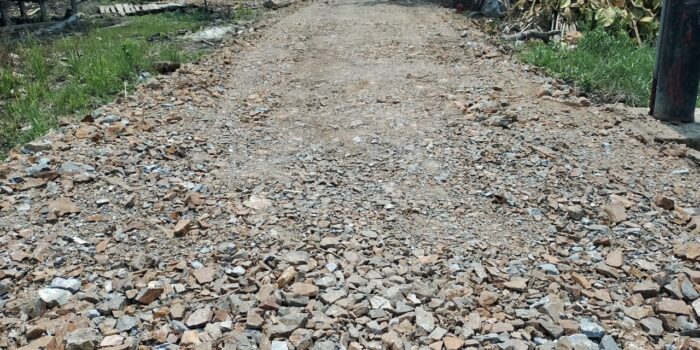 Proyek pembangunan jalan tampa ada papan informasi di RT 04 sampai perbatasan RT 05 Desa Pasar Parit Deli, Kelurahan Betara Kiri, Kecamatan Kuala Betara, Tanjung Jabung Barat (Tanjab Barat) Jambi