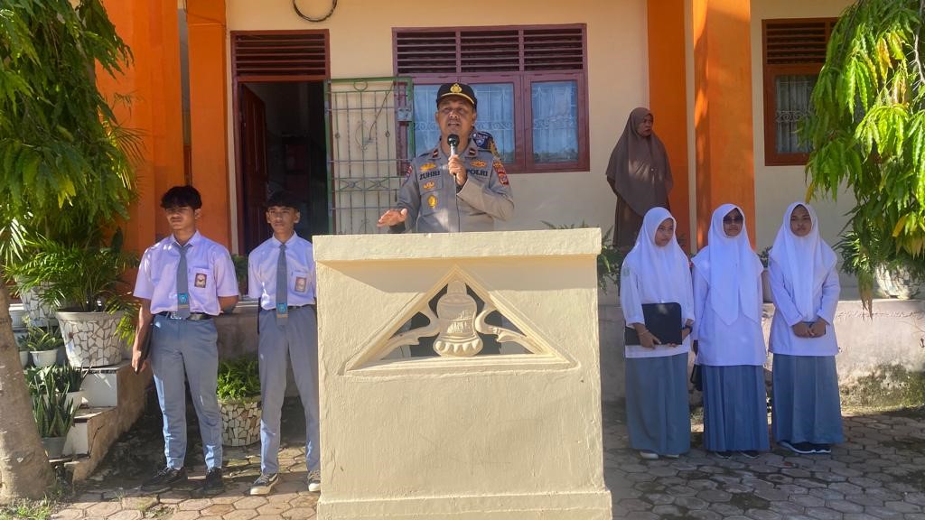 Sat Binmas Polres Pijai "Saweu Sikula" Di SMA N 1 Bandar Dua