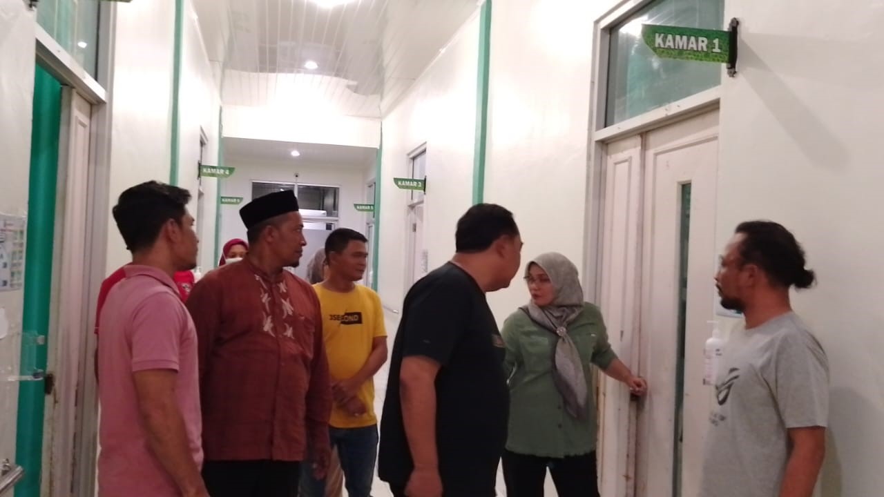 Tampak Sekretaris Daerah Aceh Jaya, Teku Reza Fahlevi saat Sidak Rumah Sakit Umum Daerah (RSUD) Teuku Umar, Rabu 18 Oktober 2023 malam. (Foto Aswar/Mediarealitas)