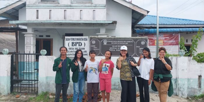 Tim Pengmas FIB USU bersama remaja di Desa Sei Tuan