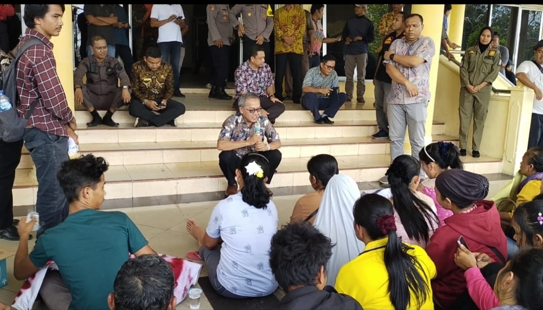 Foto Penjabat Bupati Aceh Singkil Doktorandus Azmi, menjawab tuntutan masa aksi, akan membentuk tim pencari fakta (MediarealitasRostani)