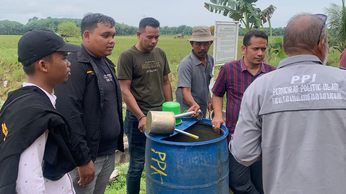 Kelompok tiga Mahasiswa KKN IAIN Langsa, dan perangkat Gampong Buket Meutuah, Kecmatan Langsa Timur (Foto Mediarealitas)