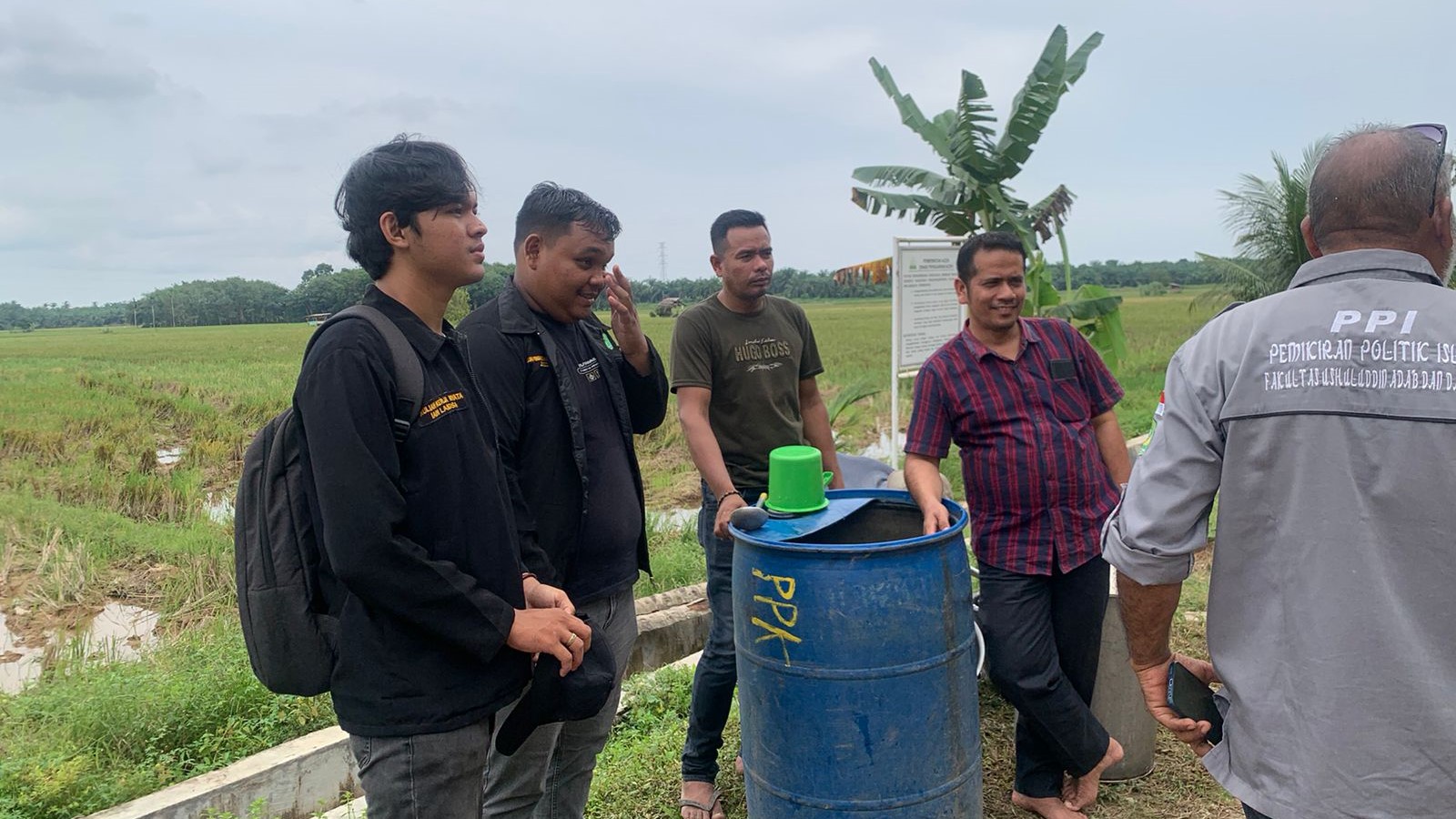 Kelompok tiga Mahasiswa KKN IAIN Langsa, dan perangkat Gampong Buket Meutuah, Kecmatan Langsa Timur. (Foto Mediarealitas)