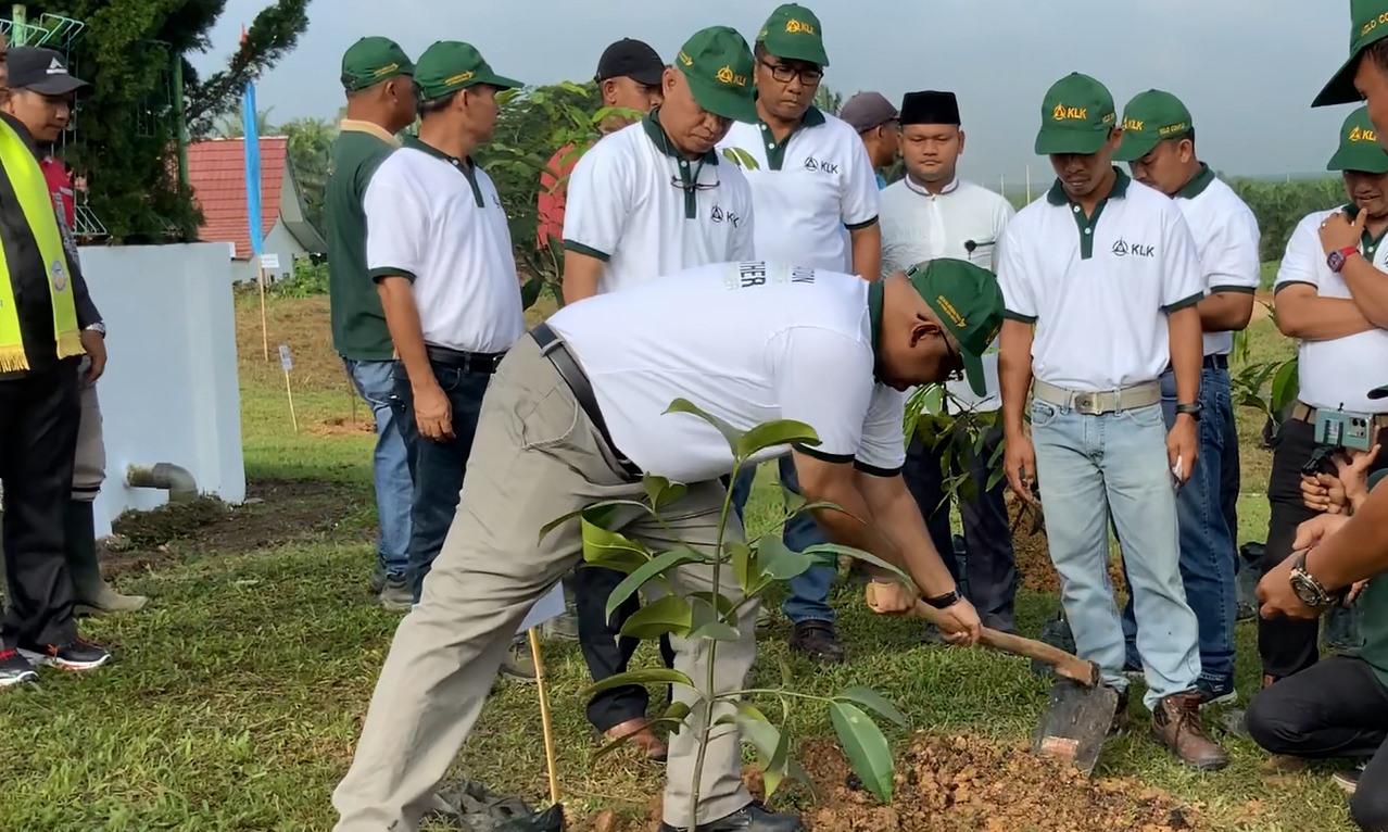 PT ADEI Plantation & Industry Tanam 4600 Pohon Pada Kegiatan HMPI