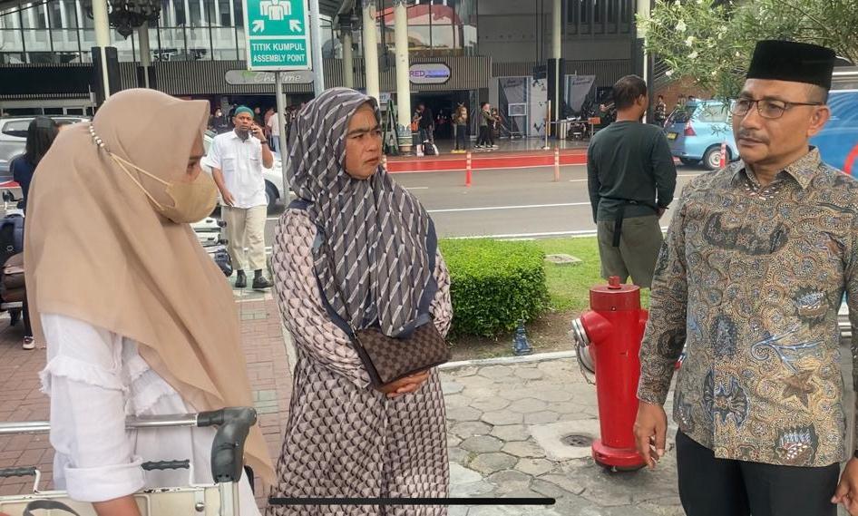 Dijemput Haji Uma, Fauziah Kembali Ke Jakarta Hadiri Sidang Vonis Kasus Imam Masykur