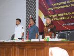 Koordinator Divisi Teknis Penyelenggaraan Pemilu, KIP Kota Langsa, M Al Fadhal M.Si didampingi Komisioner KIP Kota Langsa, Fauzan Rizal serta Mahyanuddin berfoto bersama dengan PPK dan PPS dalam wilayah Kota Langsa, di Aula Convention Vitra Tirta Raya, Kamis (21/12/2023 Koordinator Divisi Teknis Penyelenggaraan Pemilu, KIP Kota Langsa, M Al Fadhal M.Si didampingi Komisioner KIP Kota Langsa, Fauzan Rizal serta Mahyanuddin berfoto bersama dengan PPK dan PPS dalam wilayah Kota Langsa, di Aula Convention Vitra Tirta Raya, Kamis (21/12/2023