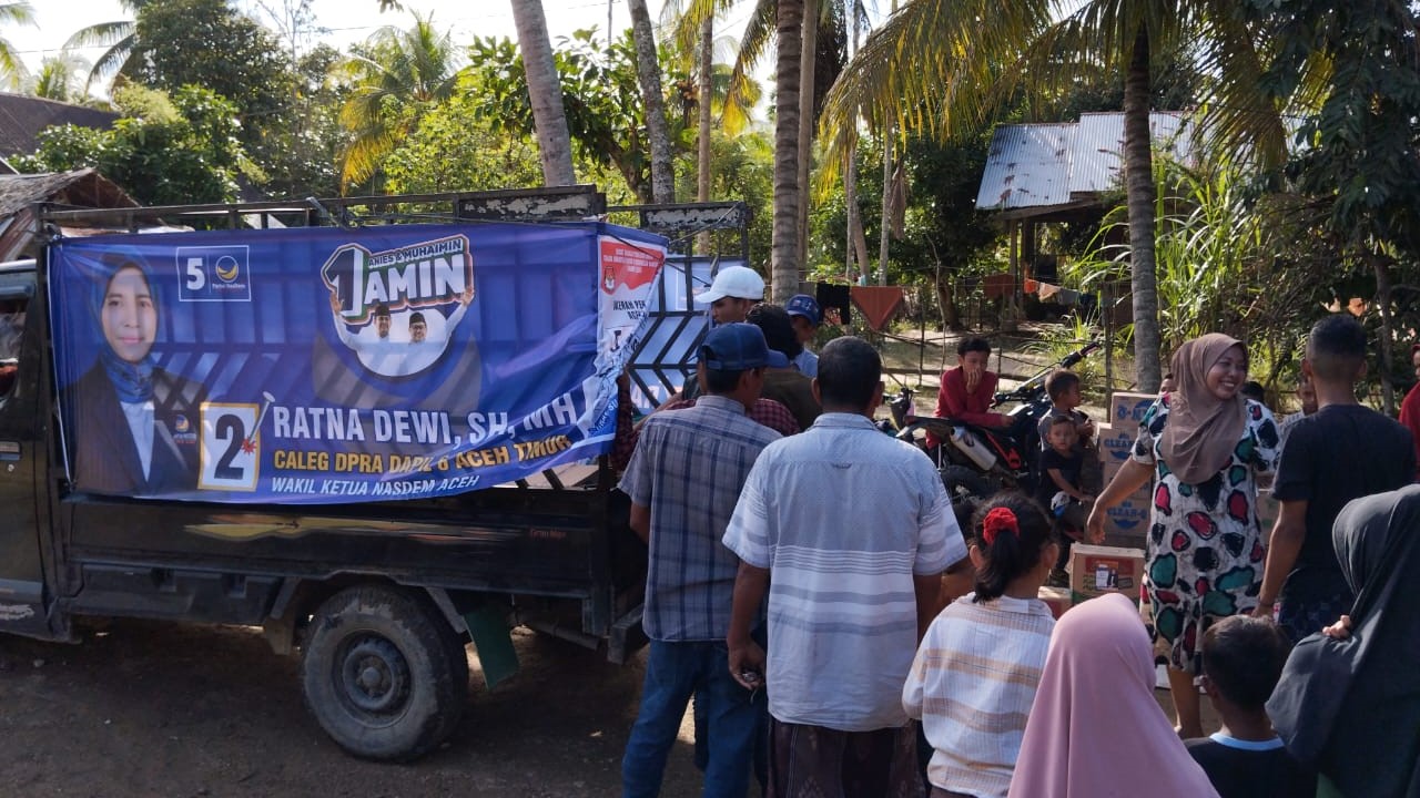 Ratna Dewi Caleg DPRA, Salurkan Sembako Kepada Warga Indra Makmu Aceh Timur