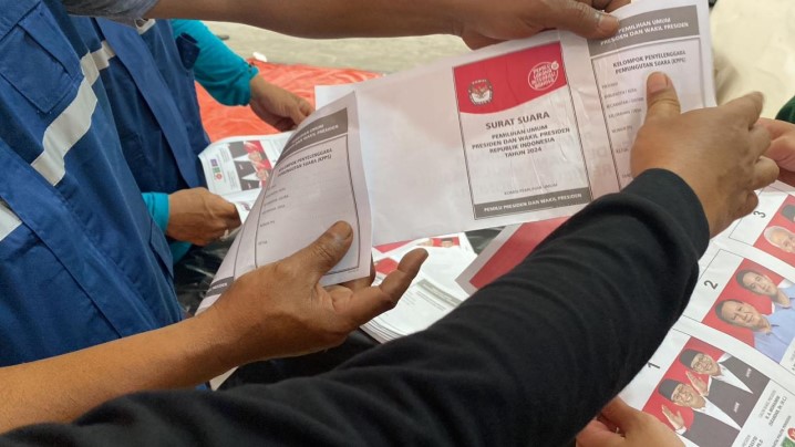 Diduga Dua Oknum Caleg Agara Sortir Dan Lipat Kertas Suara