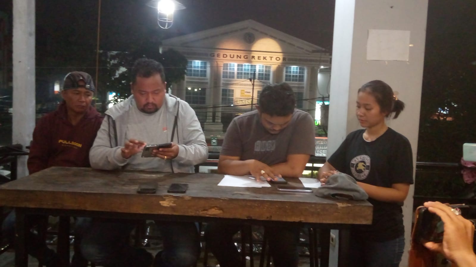 Helmax Alex Tampubolon didampingi kuasa hukumnya Summerson Giawa SH bersama korban penganiayaan saat malam Tahun Baru 2024