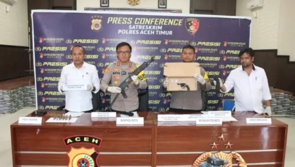 Warga Aceh Timur Serahkan Dua Pucuk Senpi Sisa Konflik, Kapolres Nova Berikan Apresiasi