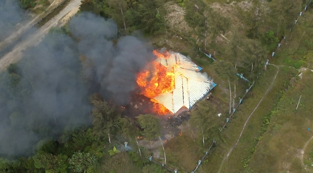 Diduga KKB Bakar Empat Rumah Bantuan Dari Dinas Sosial Diduga KKB Bakar Empat Rumah Bantuan Dari Dinas Sosial