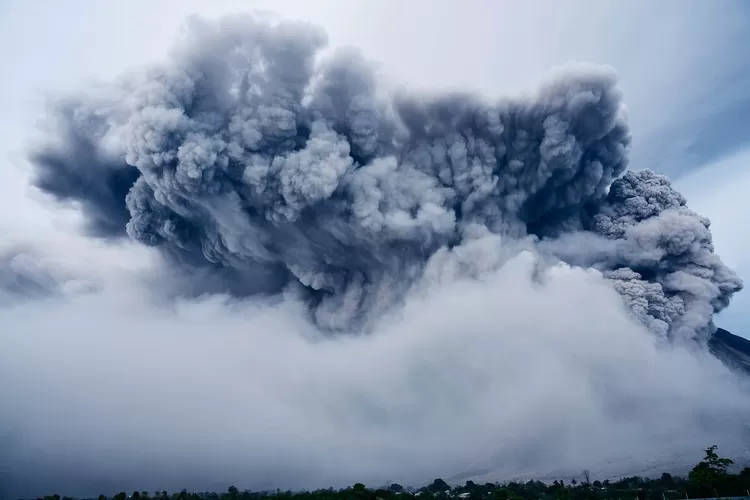 Dikabarkan Abu Vulkanik Tampak Tebal Akibat Erupsinya Gunung Marapi Di Sumbar