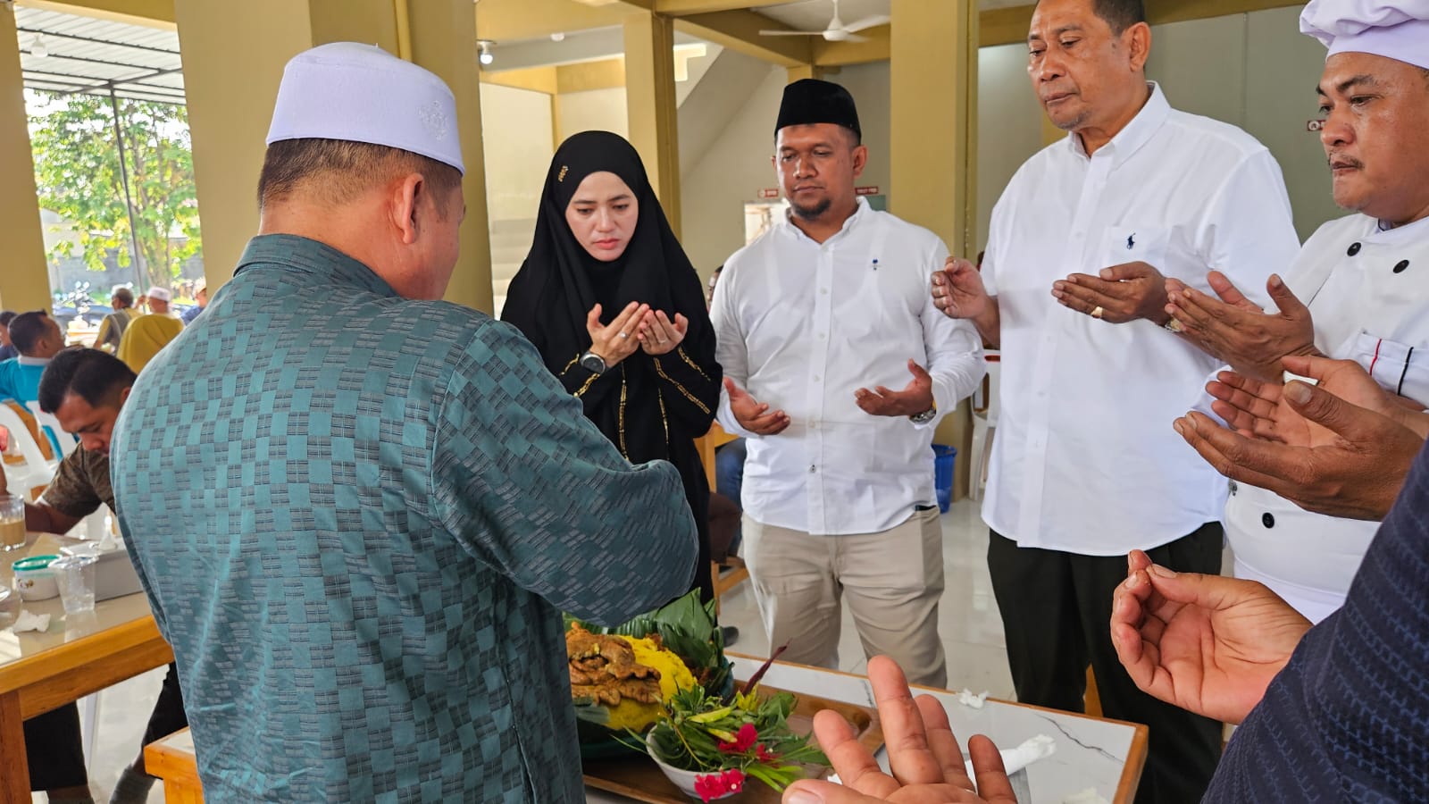 Abati Aramiyah didampingi Abong saat launching dan peusijeuk Center Kupi 2, Jalan Cut Nyak Dhien, Gampong Jawa, Kecamatan Langsa Kota, Sabtu (3/2).