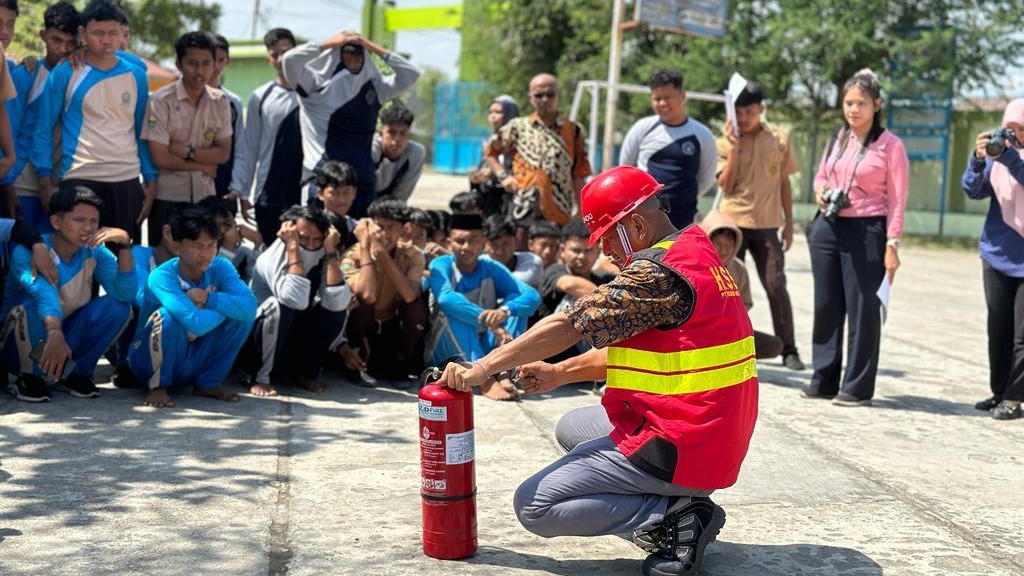 Pelindo Edukasi Cara Penggunaan APAR Kepada Siswa Belawan Pelindo Edukasi Cara Penggunaan APAR Kepada Siswa Belawan