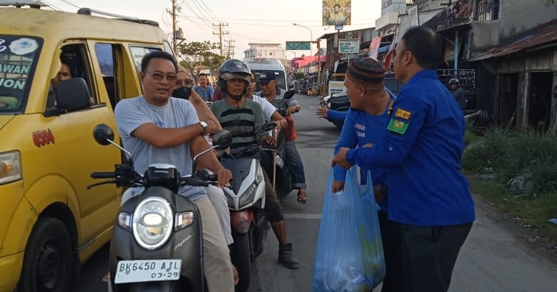 Karang Taruna Belawan Dan Relawan Wak Young Bagi Takjil Karang Taruna Belawan Dan Relawan Wak Young Bagi Takjil