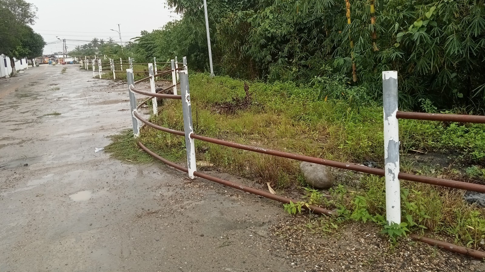Tampak besi pagar sebelah Krueng Langsa retak. Ada yang hilang, diduga akibat kurangnya pengawasan. (Foto Mediarealitas)