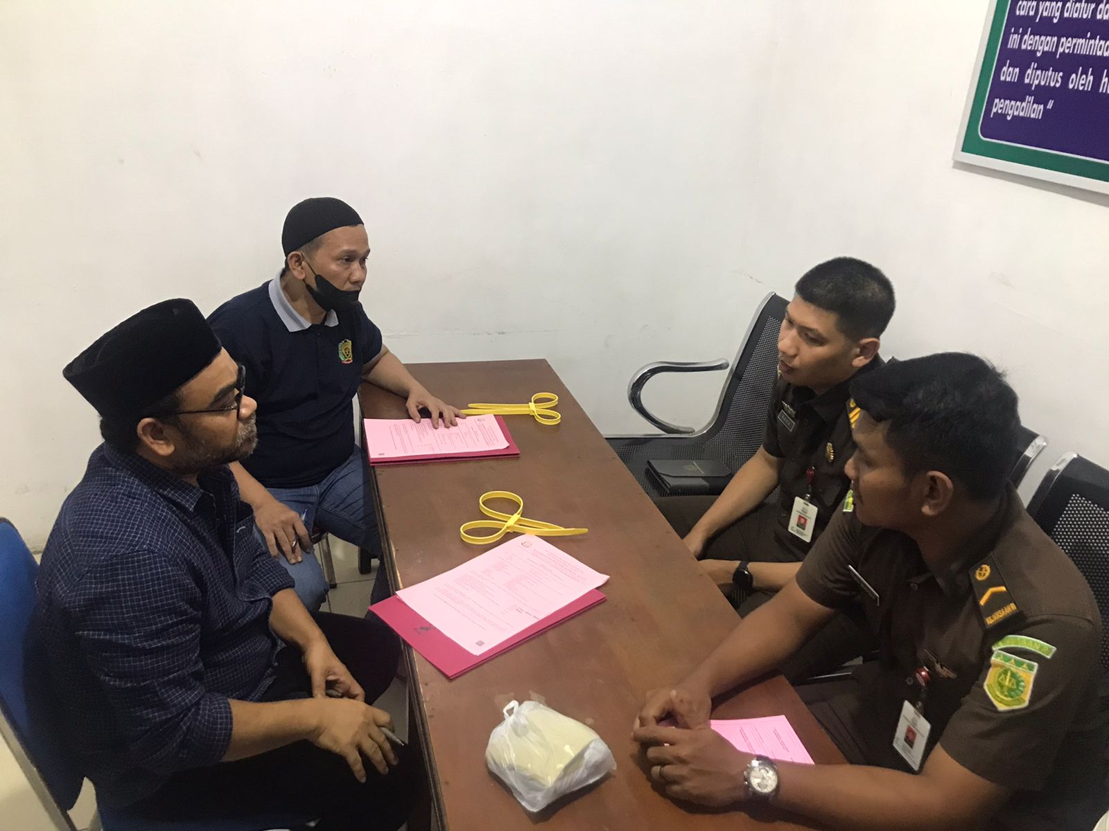 Jaksa Terima Dua Tersangka Kasus Beasiswa BPSDM Aceh1 Jaksa Terima Dua Tersangka Kasus Beasiswa BPSDM Aceh