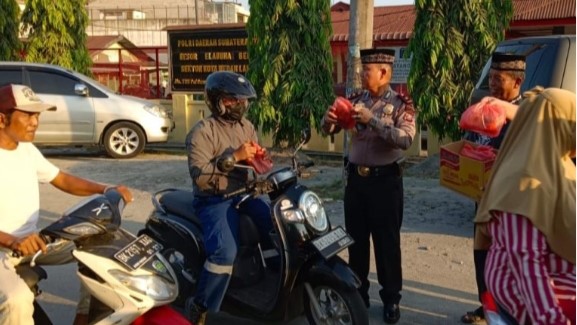 Polsek Labuhan Berbagi Takjil Kepada Pengguna Jalan Dan Masyarakat