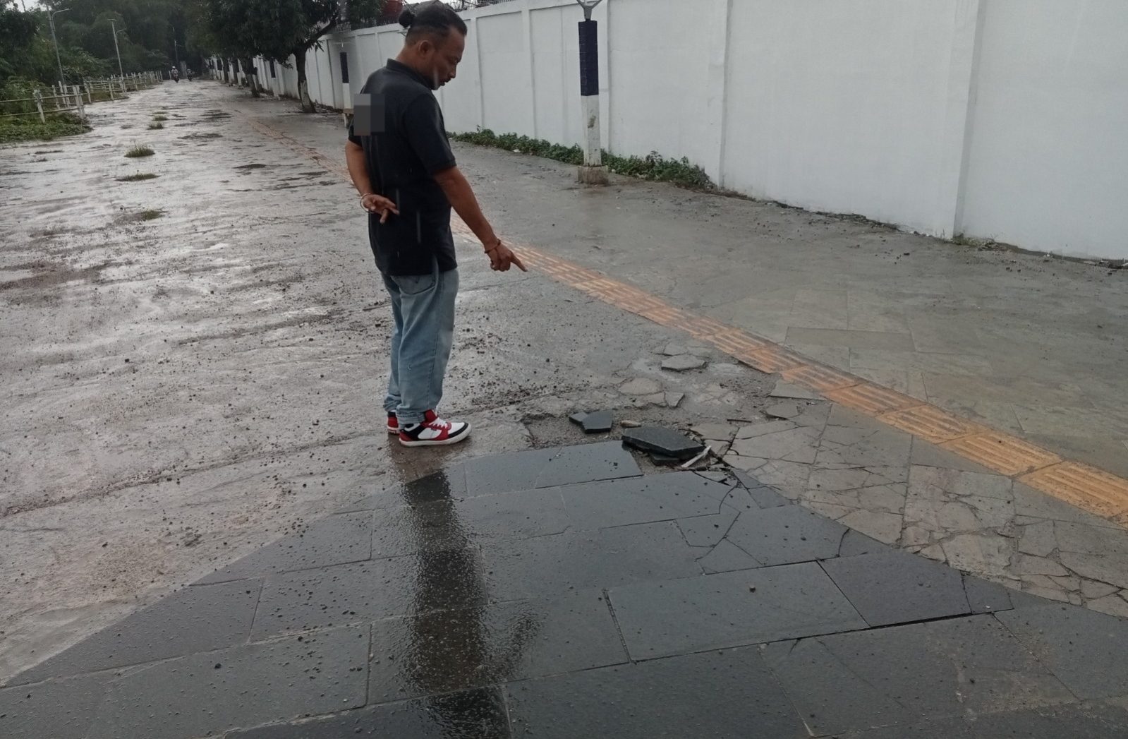 Proyek Taman Krueng Langsa, berlokasi di lingkungan Gampong Jawa tepatnya belakang RSUD kota setempat, diduga dikerjakan tidak sesuai spek.