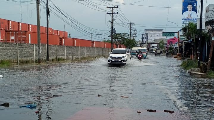 Banjir Rob Sambut Hari Raya Idulfitri Di Medan Belawan
