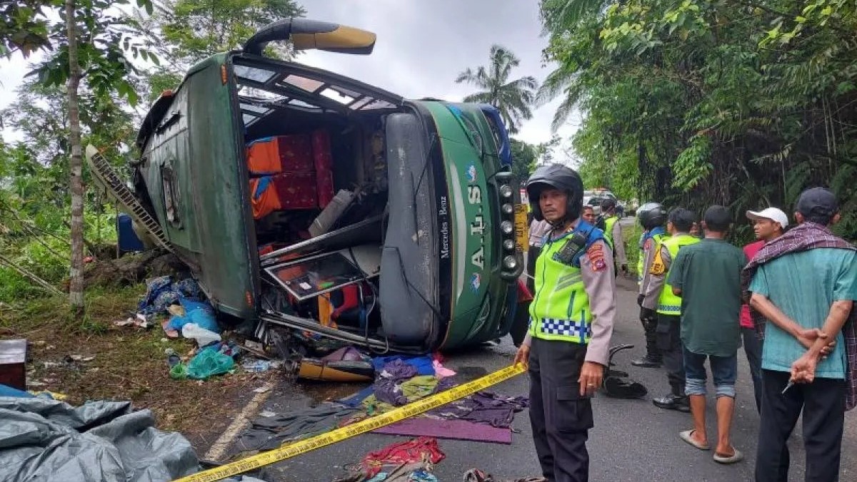 Bus Jurusan Medan-Jakarta Terguling di Jalan Lintas Bukittinggi-Padang