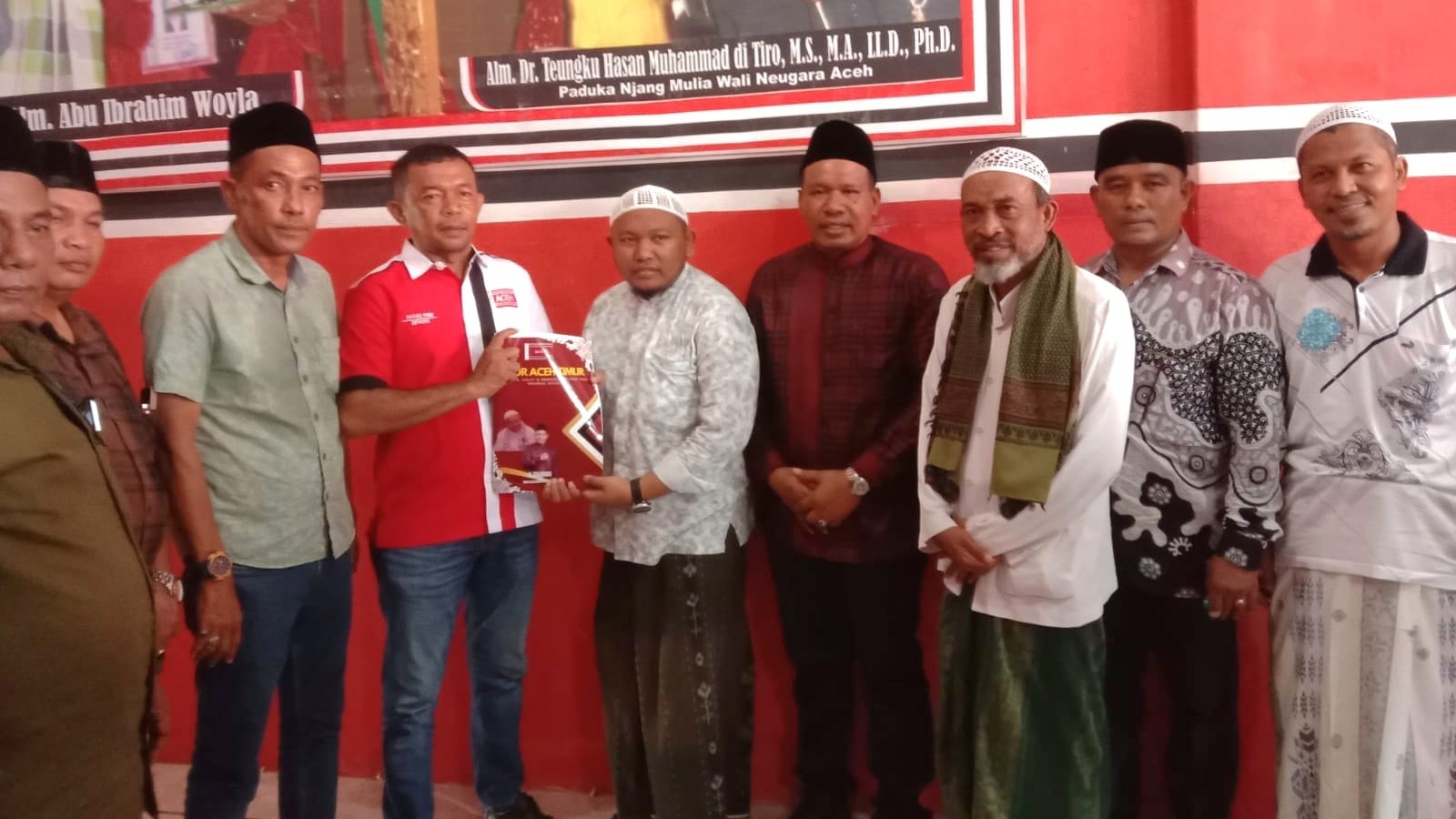 Didampingi para Ulama, Haji Sulaiman akrab disapa Tole alias Toke Leman juga pengusaha Aceh Timur, mengantarkan berkas bakal calon (Bacalon) Bupati Aceh Timur 2024-2029 ke Dewan Pimpinan Wilayah (DPW) Partai Aceh (PA) Aceh Timur, Senin 29 April 2024 sore. (Foto Ist)