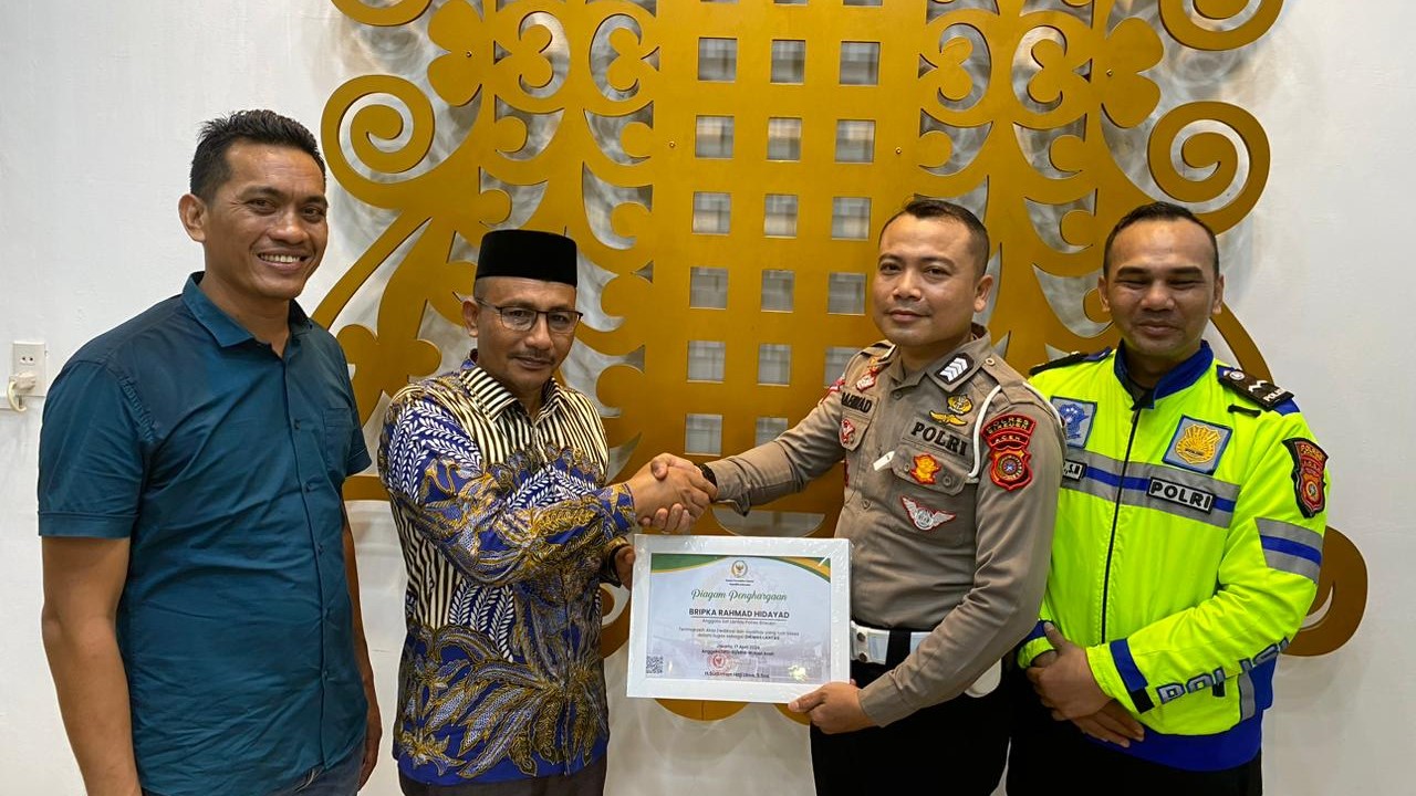 Haji Uma Berikan Pengharagaan Kepada Polisi Meupep Pep