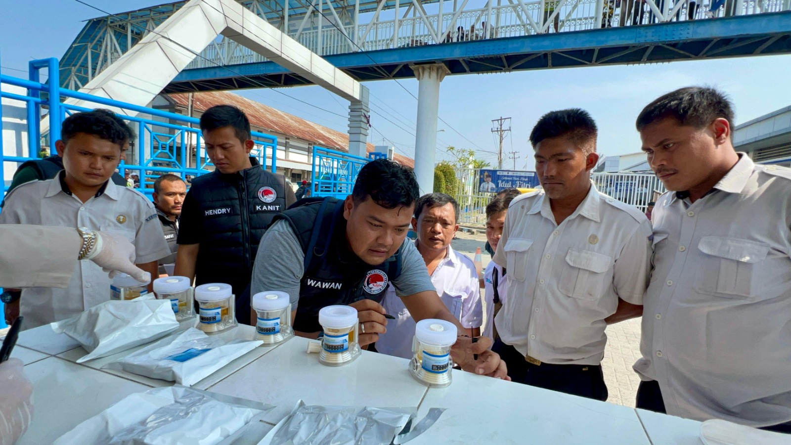 Polisi Cek Urine ABK KM Kelud Dan Supir Bus di Dermaga Bandar Deli Polisi Cek Urine ABK KM Kelud Dan Supir Bus di Dermaga Bandar Deli