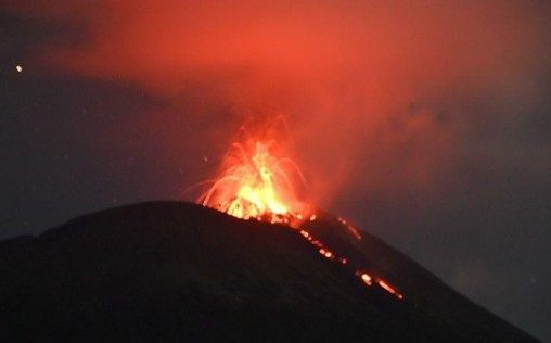 Gunung Ile Lewotolok Kembali Meletus Pada Pagi Dini Hari