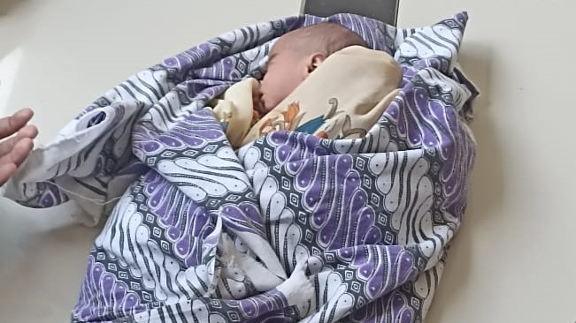 Bayi Laki-Laki Ditemukan Warga, Di Kamar Mandi Masjid Buket Metuah