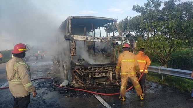 Gara-Gara Pecah Ban Sebuah Bus Dilalap Api, Tidak Ada Koban Gara-Gara Pecah Ban Sebuah Bus Dilalap Api, Tidak Ada Koban