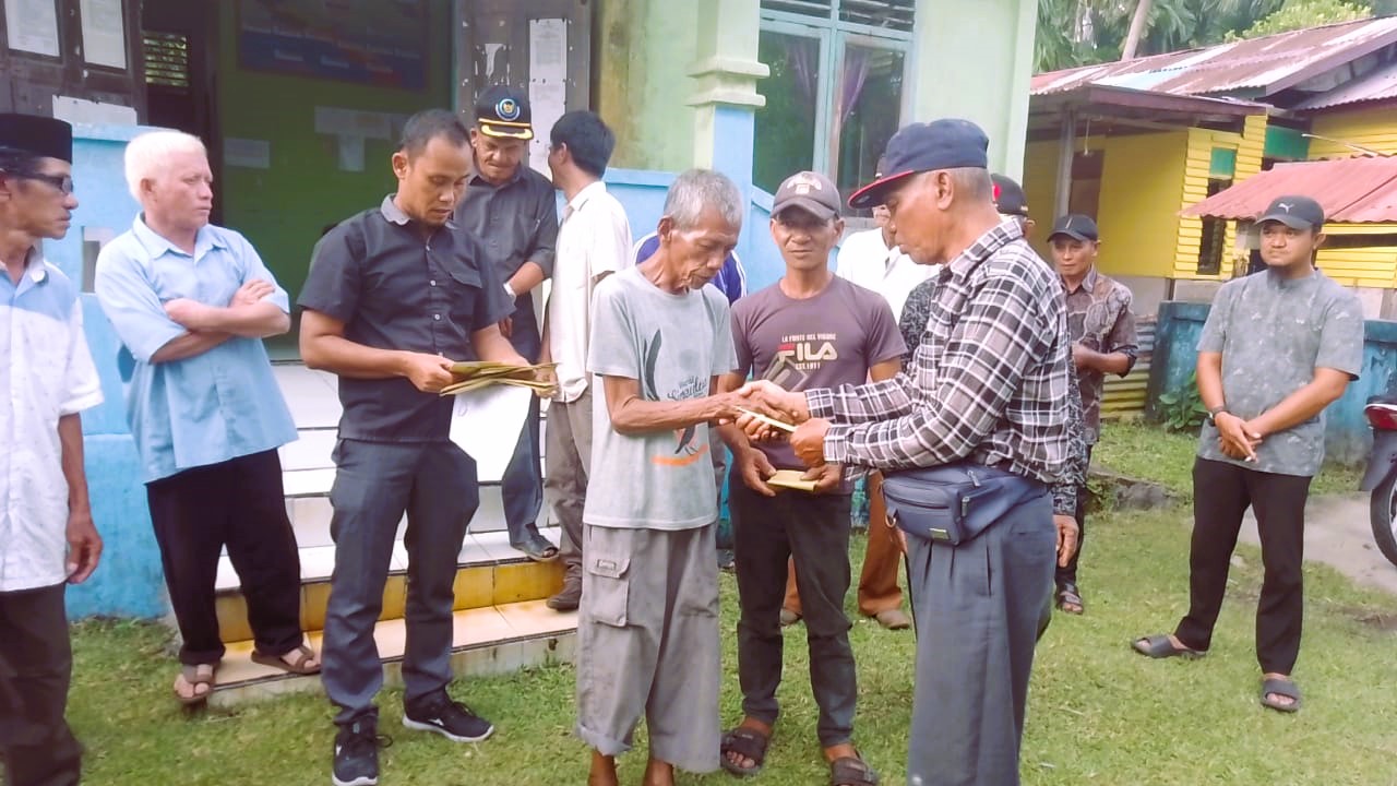 Devayan Safakat, Serahkan Donasi Kepada Warga Korban Angin Kencang Devayan Safakat, Serahkan Donasi Kepada Warga Korban Angin Kencang