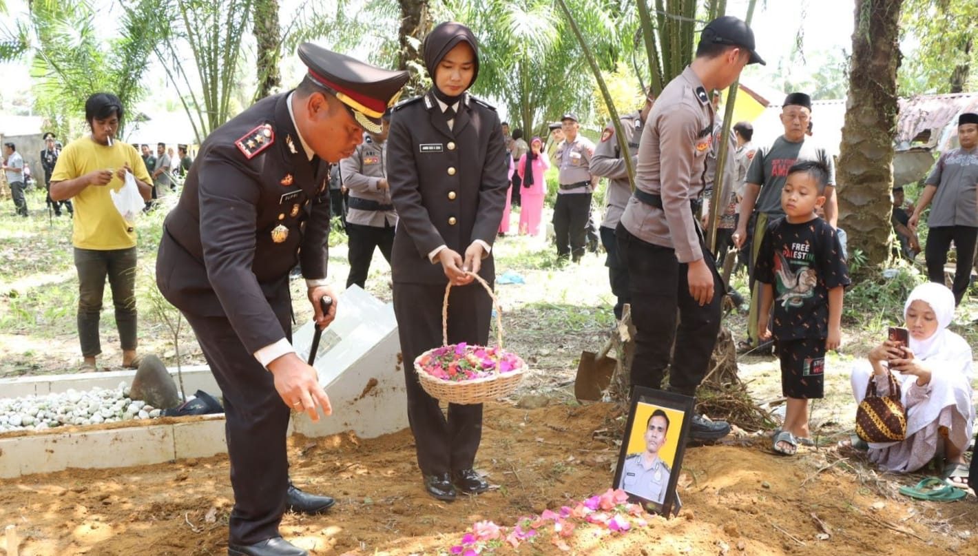 Kapolres Aceh Singkil Berikan Penghormatan Terakhir Kepada Almarhum Aipda Jalaluddin