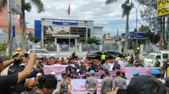 Aksi Damai, Minta Polisi Ungkap Aktor Intlektual Pembakar Rumah Wartawan Di Karo