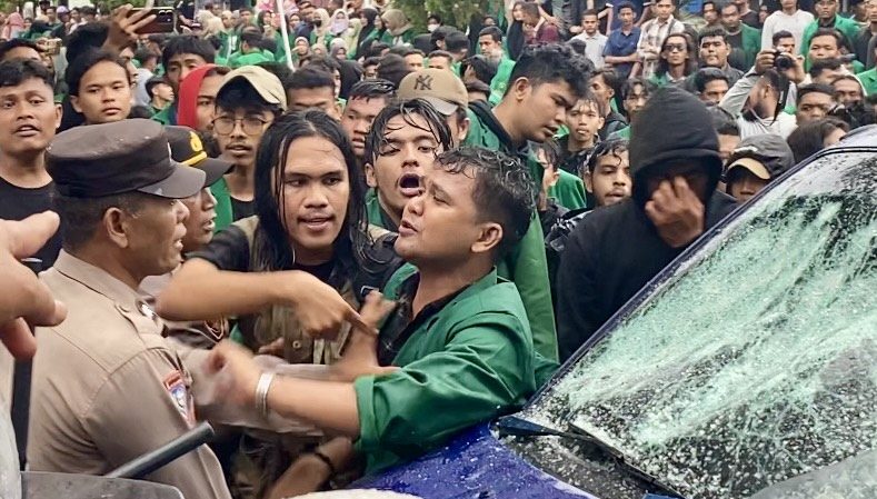 Aksi Demo Tolak RUU Pilkada Di Lhokseumawe Berakhir Ricuh, Beberapa Mahasiswa Dilarikan Kerumah Sakit