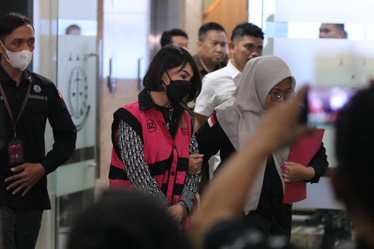 Helena Lim Jalani Sidang Perdana Kasus Korupsi Timah