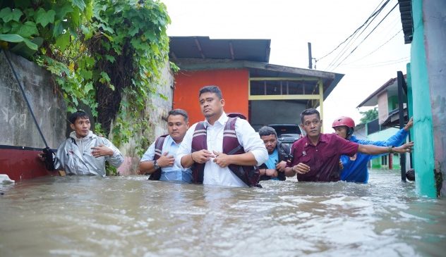 Bobby Nasution Terobos Banjir Guna Lihat Langsung Keadaan Warganya