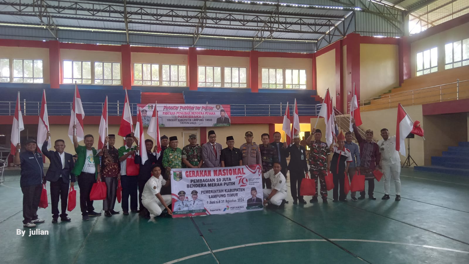 Pemkab Lampung Timur Bagikan 10 Juta Bendera Merah Putih