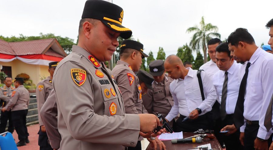 Kapolres Aceh Tamiang Inspeksi Senpi Personel Polres Aceh Tamiang Kapolres Aceh Tamiang Inspeksi Senpi Personel Polres Aceh Tamiang