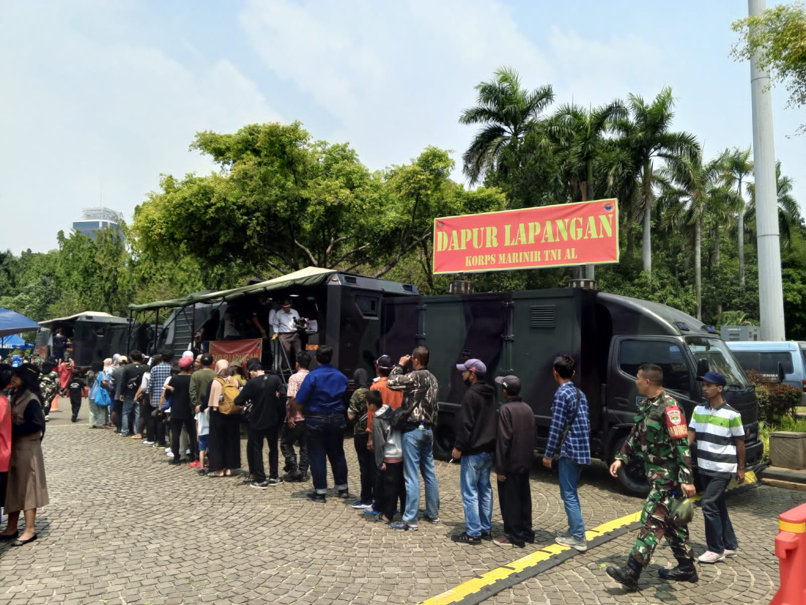 TNI Bagikan Ribuan Paket Makan Gratis kepada Warga Di Hari Ulang Tahunnya Yang ke-79