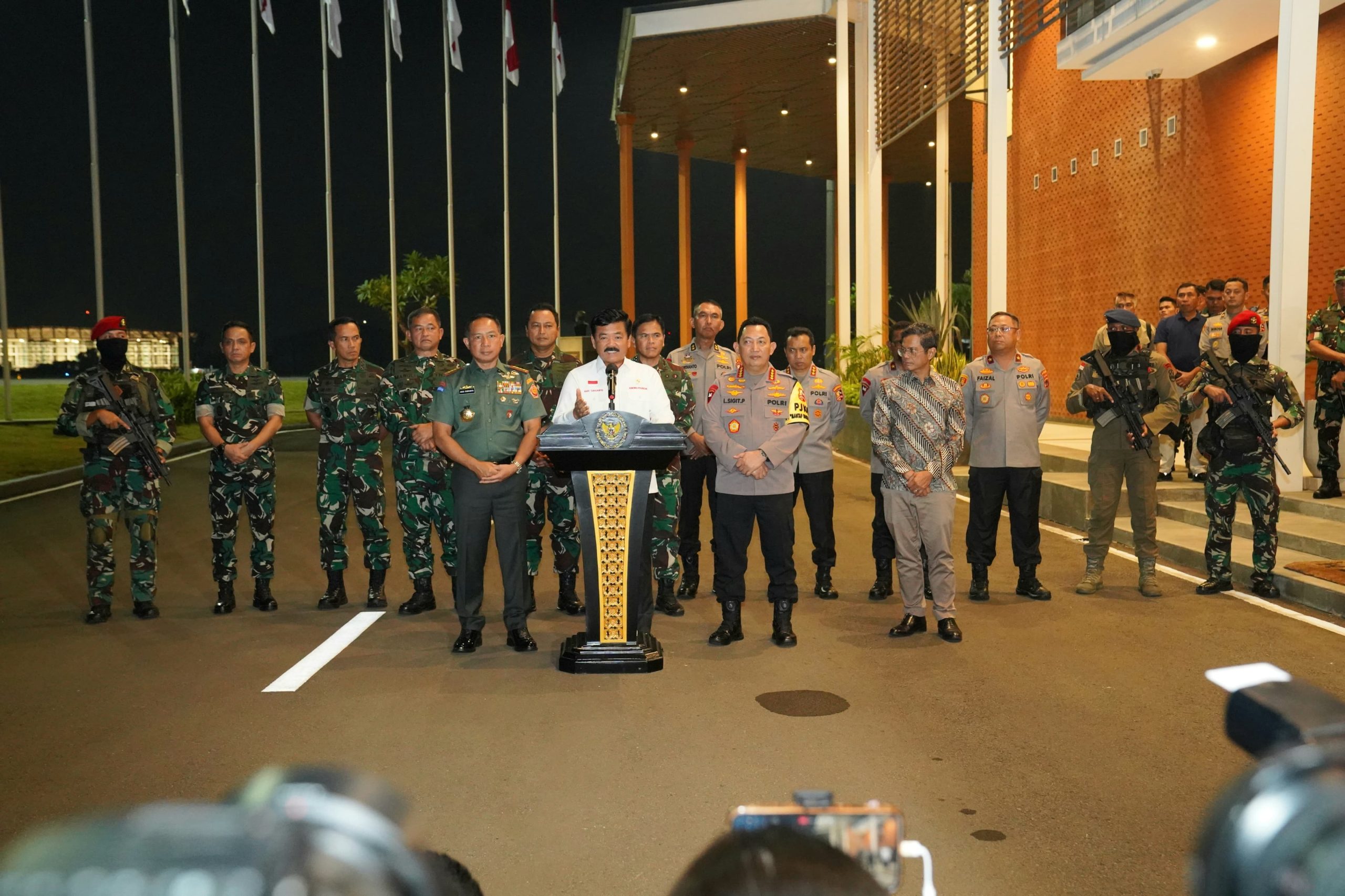 Panglima TNI Dampingi Menkopolhukam Gelar Konferensi Pers Terkait Pembebasan Pilot Selandia Baru Yang Disandera OPM