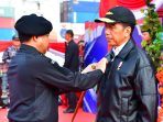 Panglima TNI Sematkan Brevet Kehormatan Hiu Kencana Kepada Presiden RI Di Atas KRI RJW-992