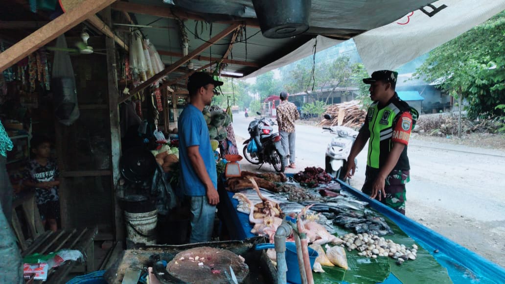 Babinsa Posramil Peusangan Selatan Laksanakan Anjangsana Tinjau Harga Kebutuhan Pokok