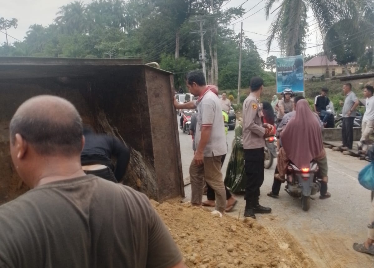 Polisi Evakuasi Pemesan Tanah Timbun Dibawah Timpaan Truk