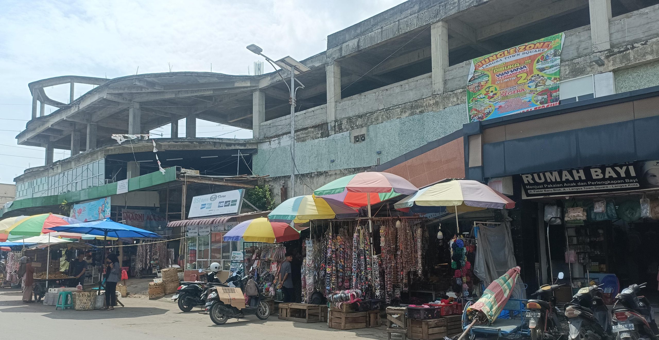 Langsa Town Square Terbengkalai, Pedagang Kaki Lima Tidak Tertib Mengganggu Badan Jalan