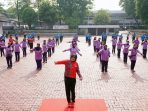 Ketum IKKT PWA Olahraga Bersama Pengurus Pusat IKKT Di Akademi TNI