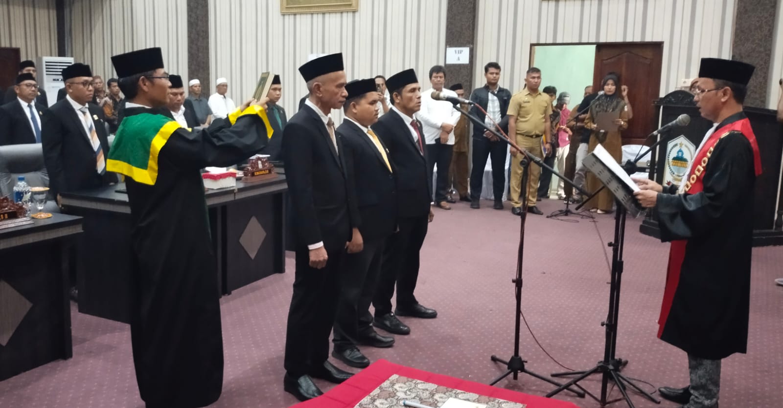 Ketua PN Singkil Tuntun Pengucapan Sumpah Ketua & Wakil Ketua DPRK